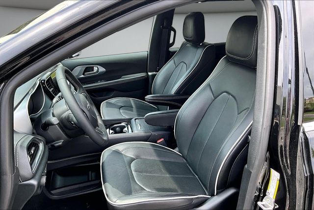 Used 2026 Chrysler Pacifica - photo 23