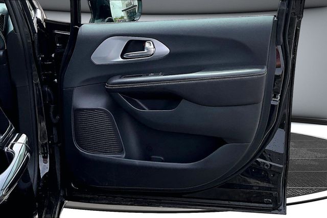 Used 2026 Chrysler Pacifica - photo 31