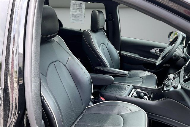 Used 2026 Chrysler Pacifica - photo 32