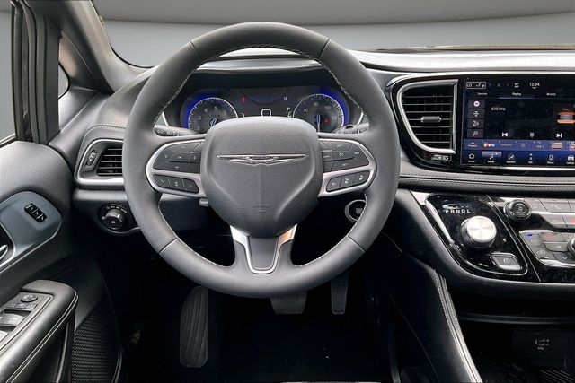 Used 2026 Chrysler Pacifica - photo 10