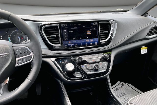 Used 2026 Chrysler Pacifica - photo 11