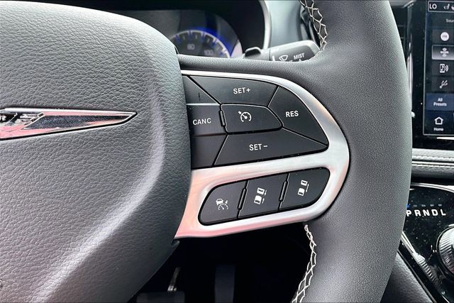 Used 2026 Chrysler Pacifica - photo 14