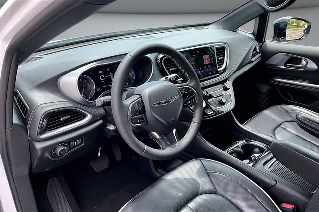 Used 2026 Chrysler Pacifica - photo 19
