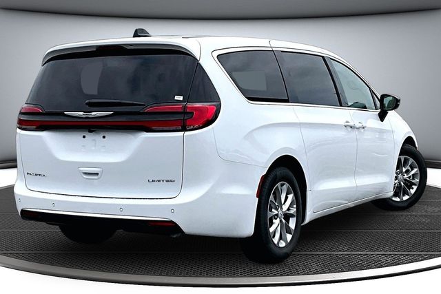 Used 2026 Chrysler Pacifica - photo 8