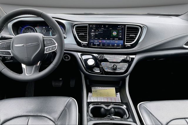 Used 2026 Chrysler Pacifica - photo 9