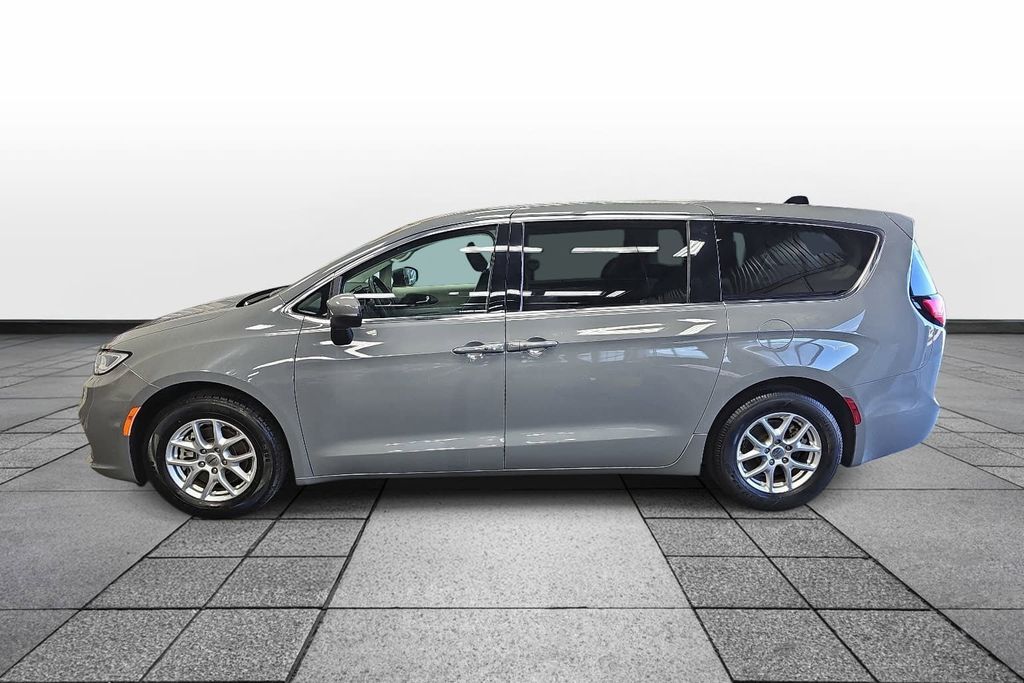 Used 2023 Chrysler Pacifica - photo 5