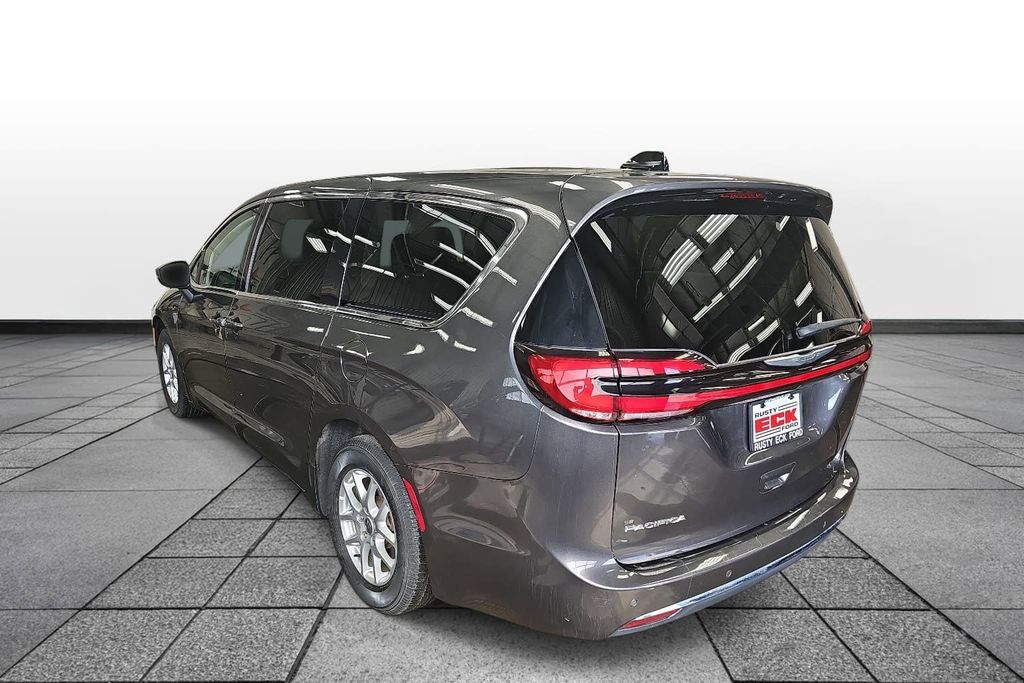 Used 2023 Chrysler Pacifica - photo 5