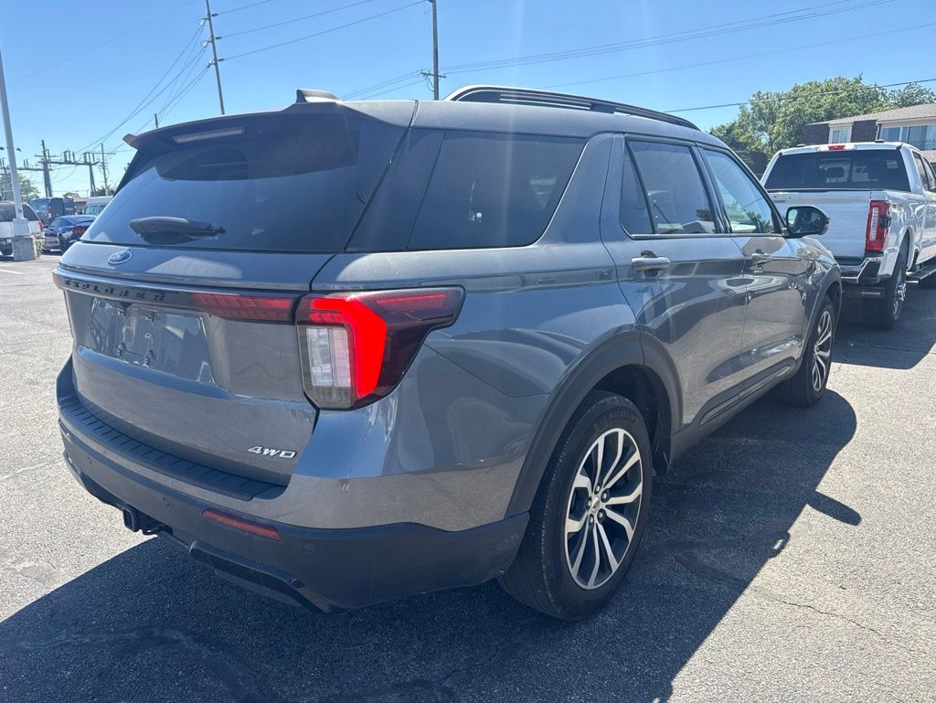 Used 2025 Ford Explorer - photo 2