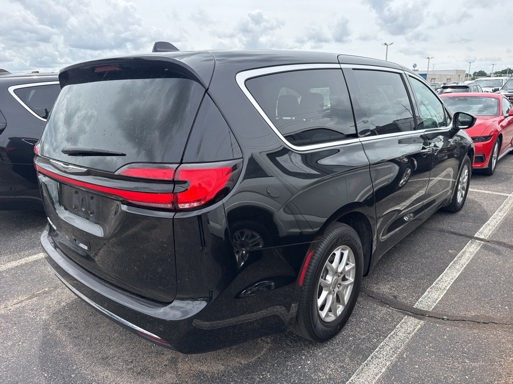 Used 2025 Chrysler Pacifica - photo 2