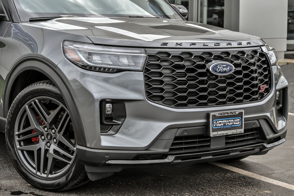 Used 2025 Ford Explorer - photo 2