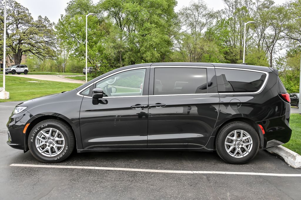 Used 2023 Chrysler Pacifica - photo 5