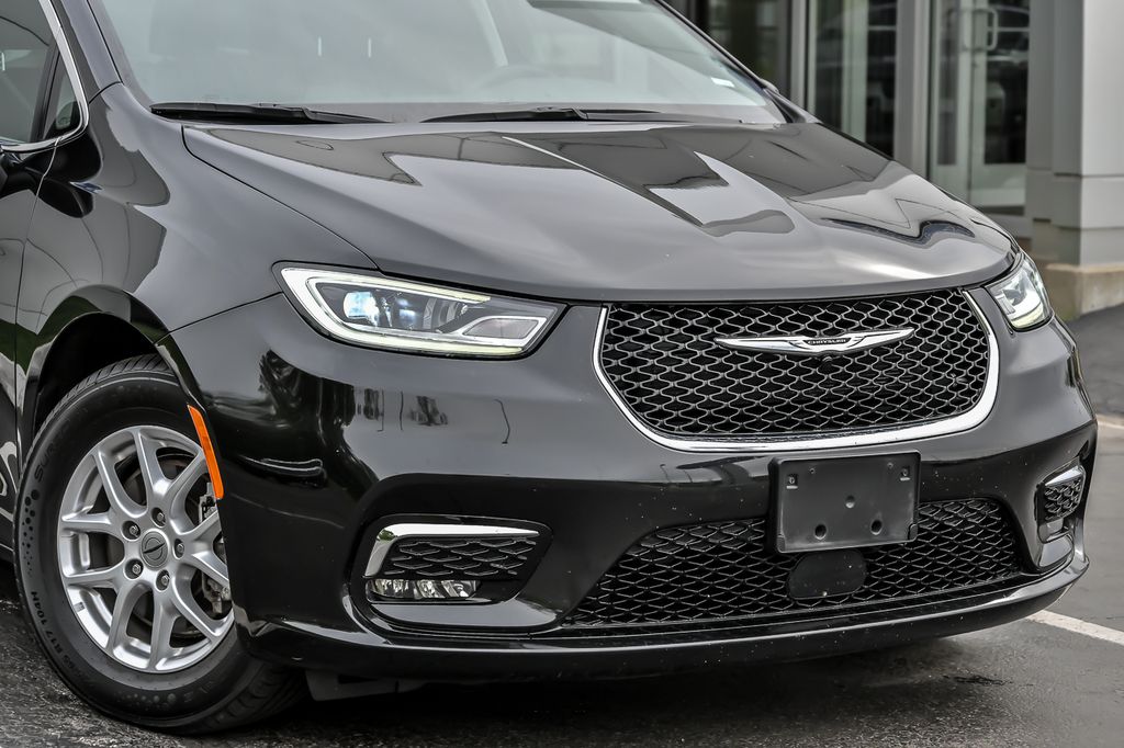 Used 2023 Chrysler Pacifica - photo 2