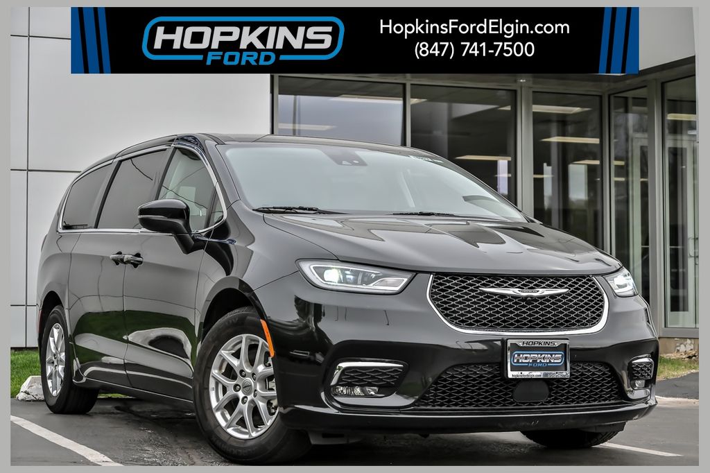 Used 2023 Chrysler Pacifica - photo 1