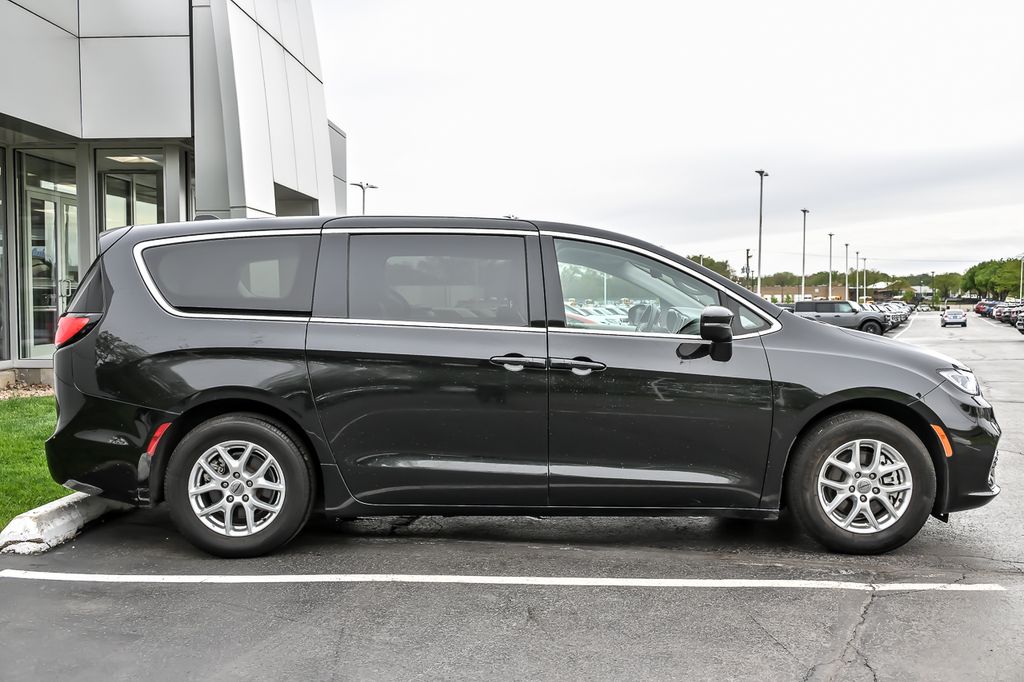 Used 2023 Chrysler Pacifica - photo 13