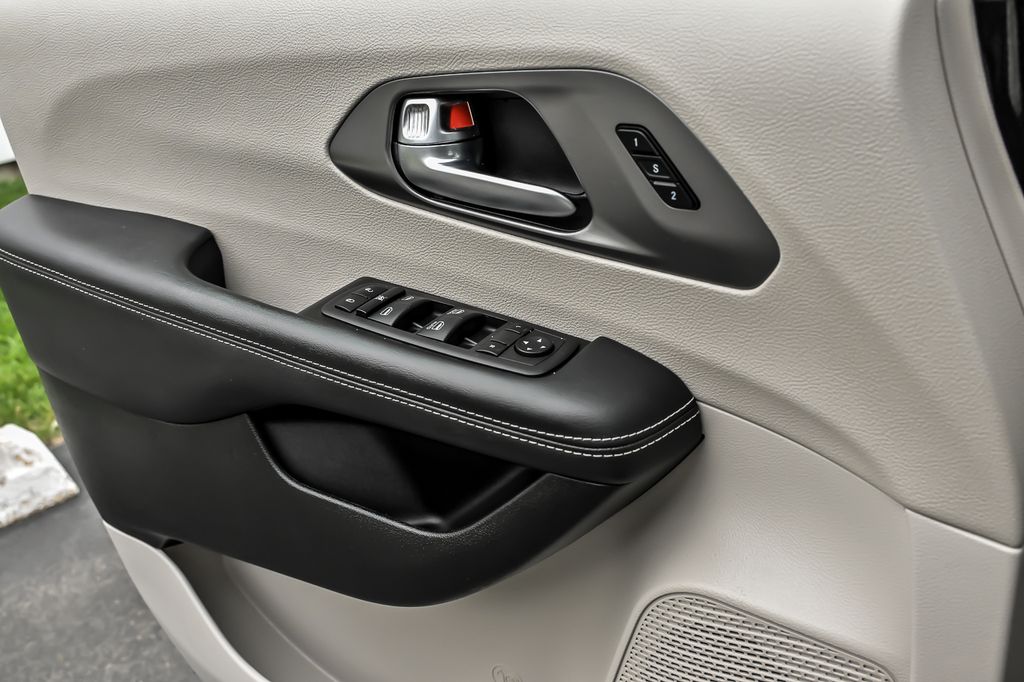 Used 2023 Chrysler Pacifica - photo 1