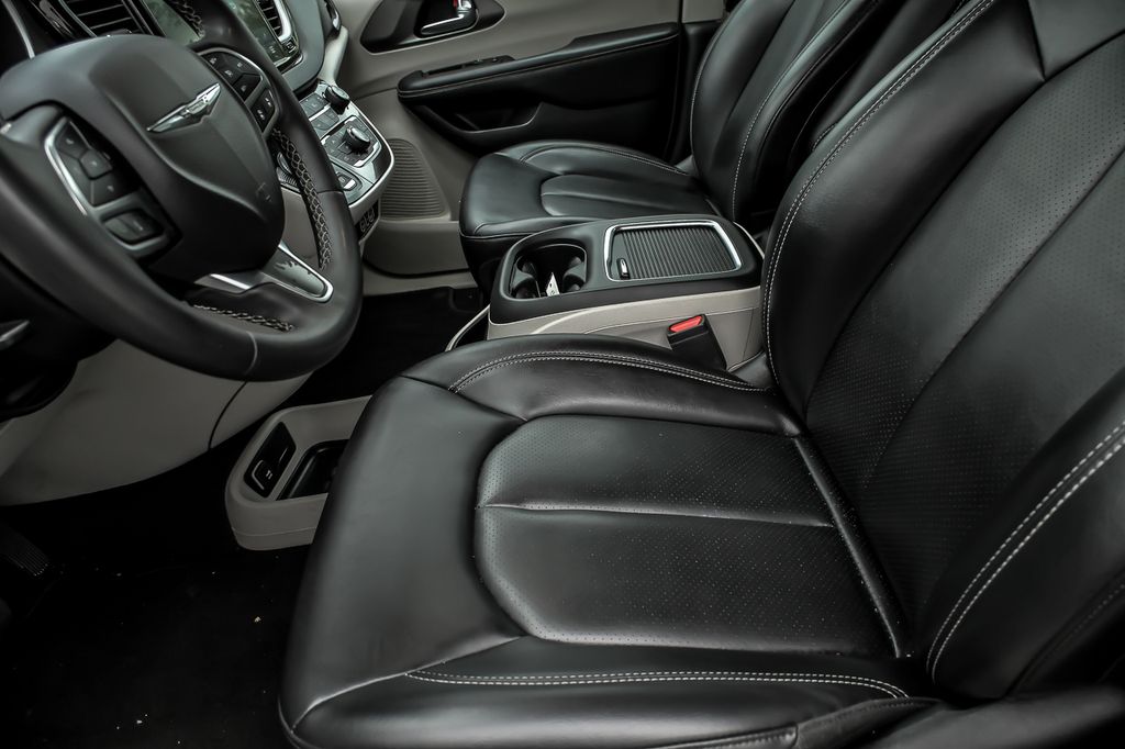 Used 2023 Chrysler Pacifica - photo 5