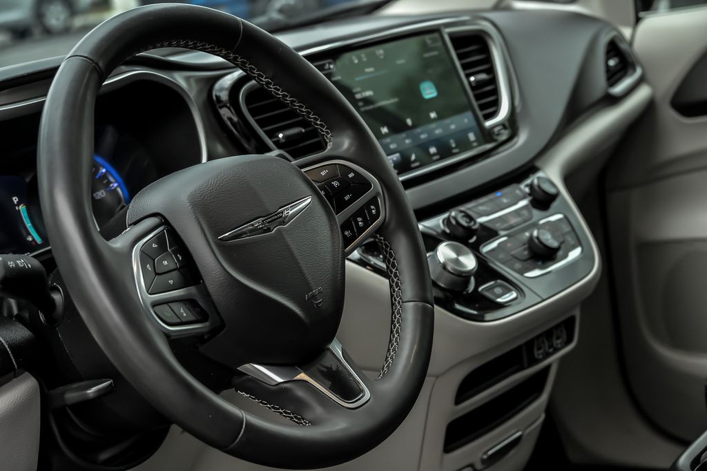 Used 2023 Chrysler Pacifica - photo 9