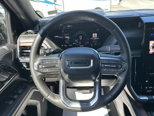 Used 2025 GMC Yukon XL - photo 14