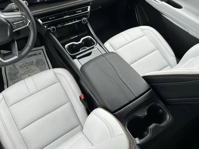 Used 2025 Chevrolet Traverse - photo 26