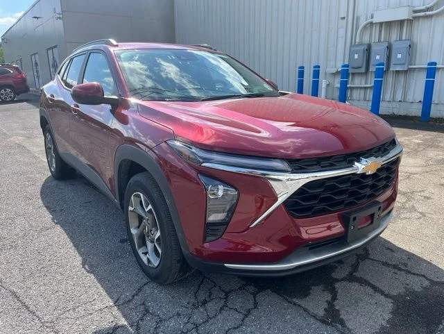 Used 2025 Chevrolet Trax - photo 2