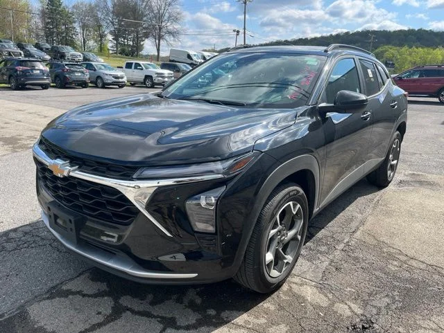 Used 2025 Chevrolet Trax - photo 11