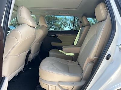 Used 2022 Toyota Highlander - photo 1