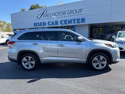 Used 2017 Toyota Highlander - photo 1