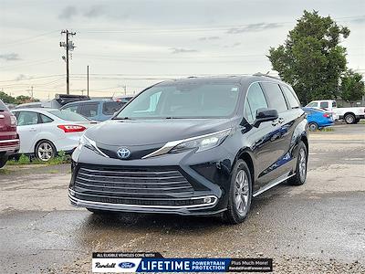 Used 2024 Toyota Sienna - photo 1