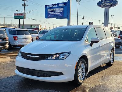 Used 2022 Chrysler Voyager - photo 1