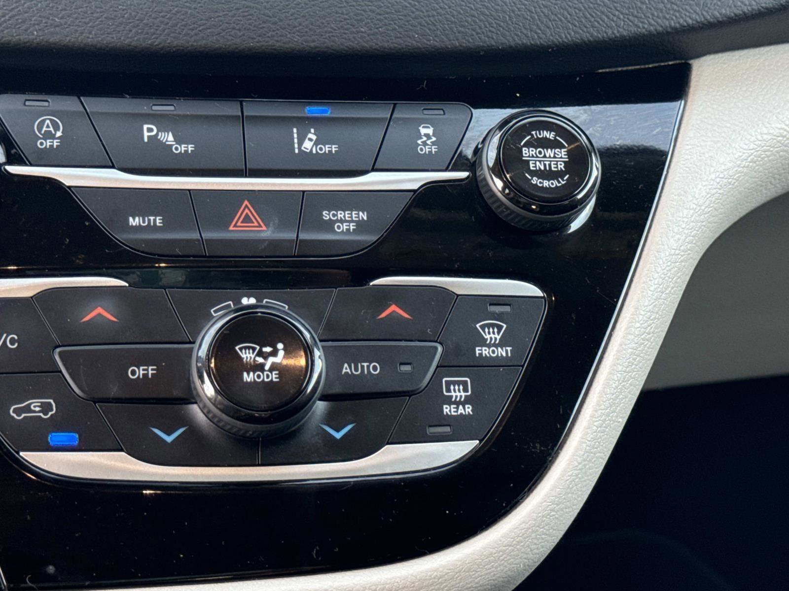 Used 2024 Chrysler Pacifica - photo 28