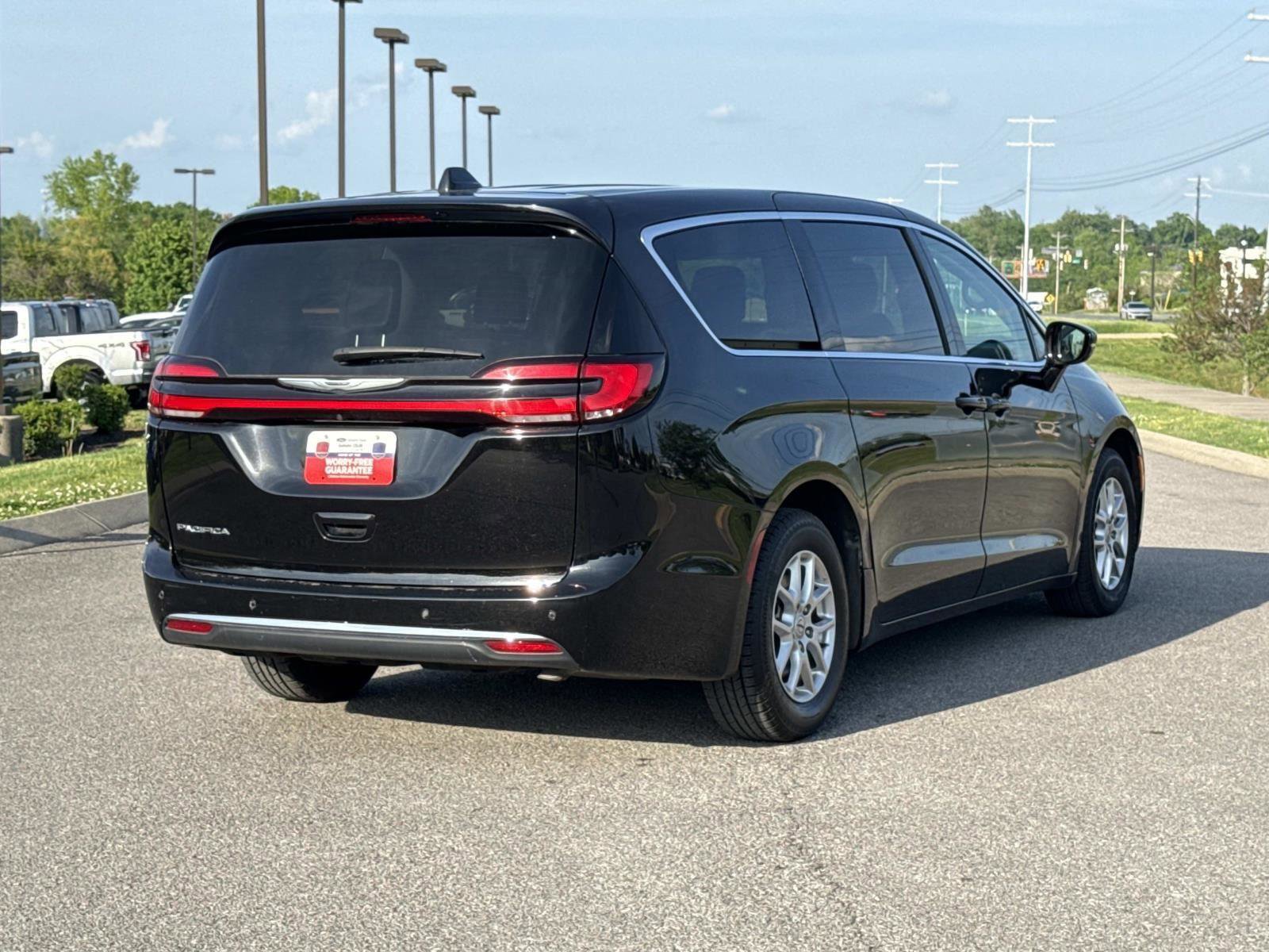 Used 2024 Chrysler Pacifica - photo 2