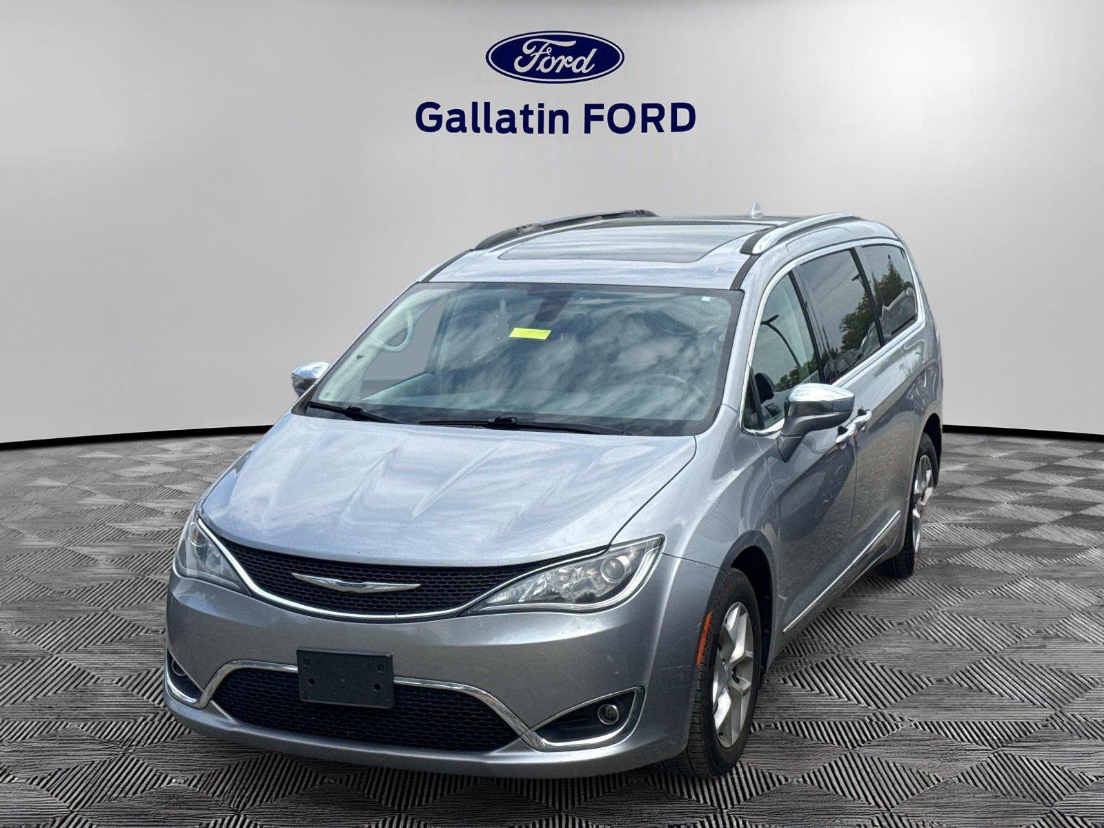 Used 2020 Chrysler Pacifica - photo 1