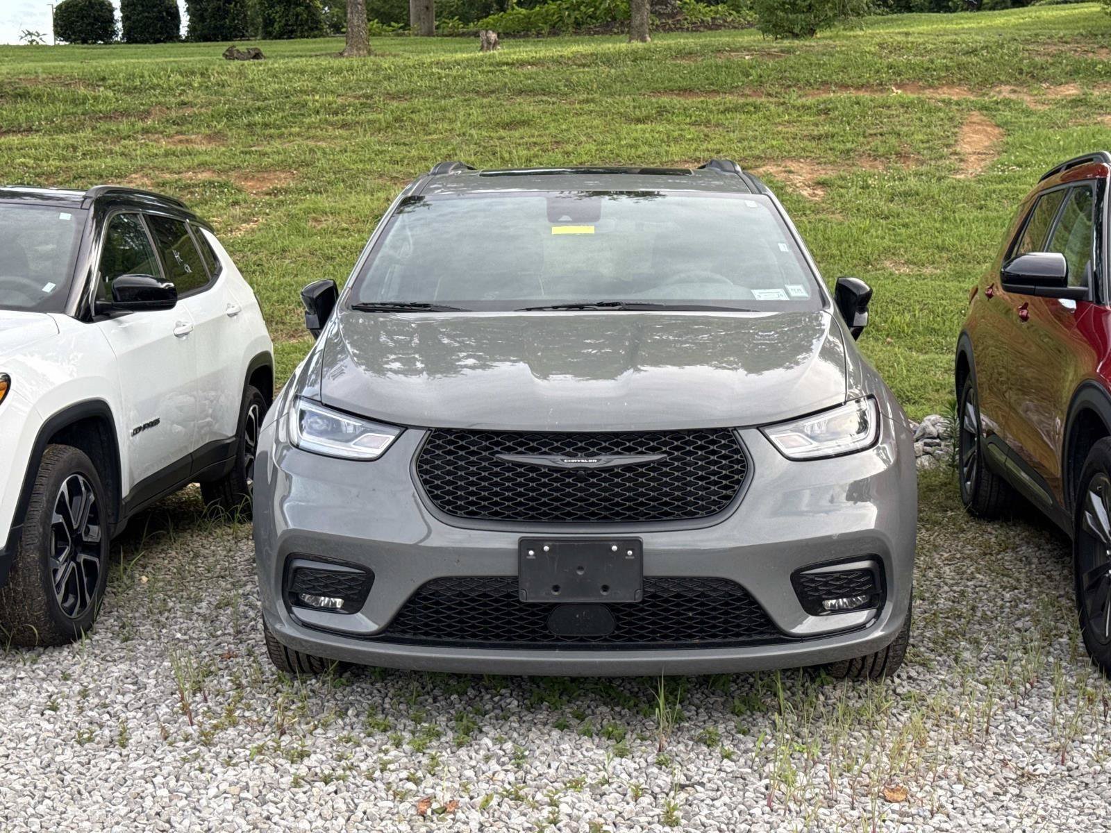 Used 2025 Chrysler Pacifica - photo 2