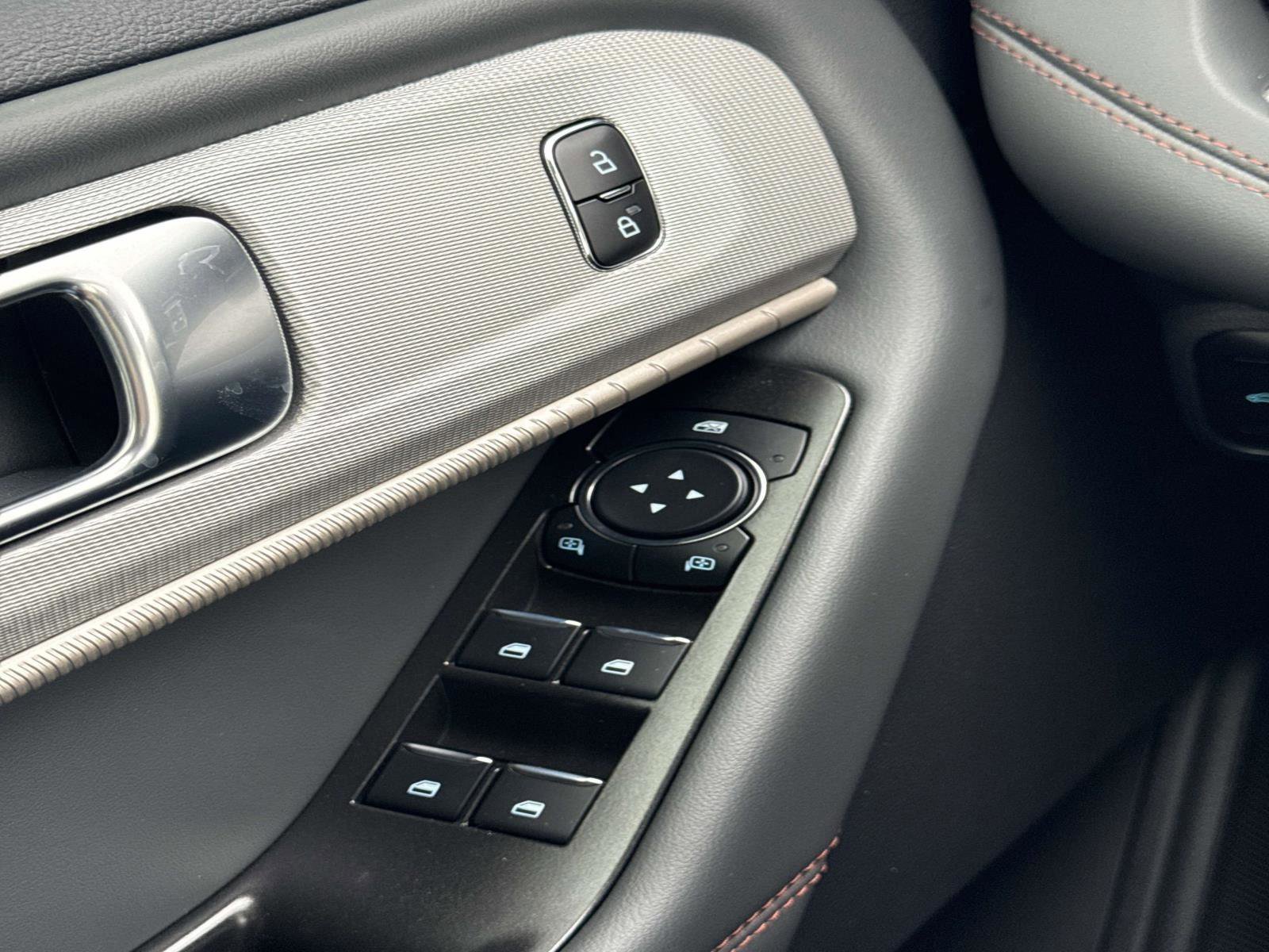 Used 2026 Ford Explorer - photo 32