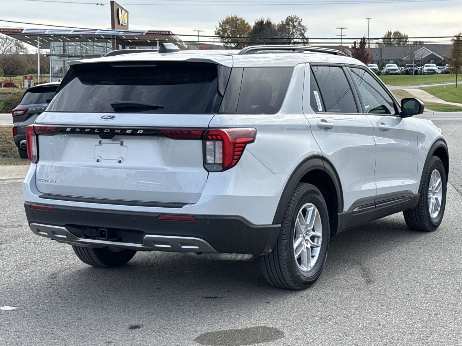 Used 2026 Ford Explorer - photo 8