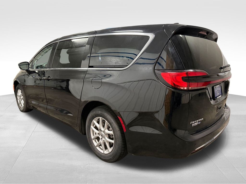 Used 2024 Chrysler Pacifica - photo 2