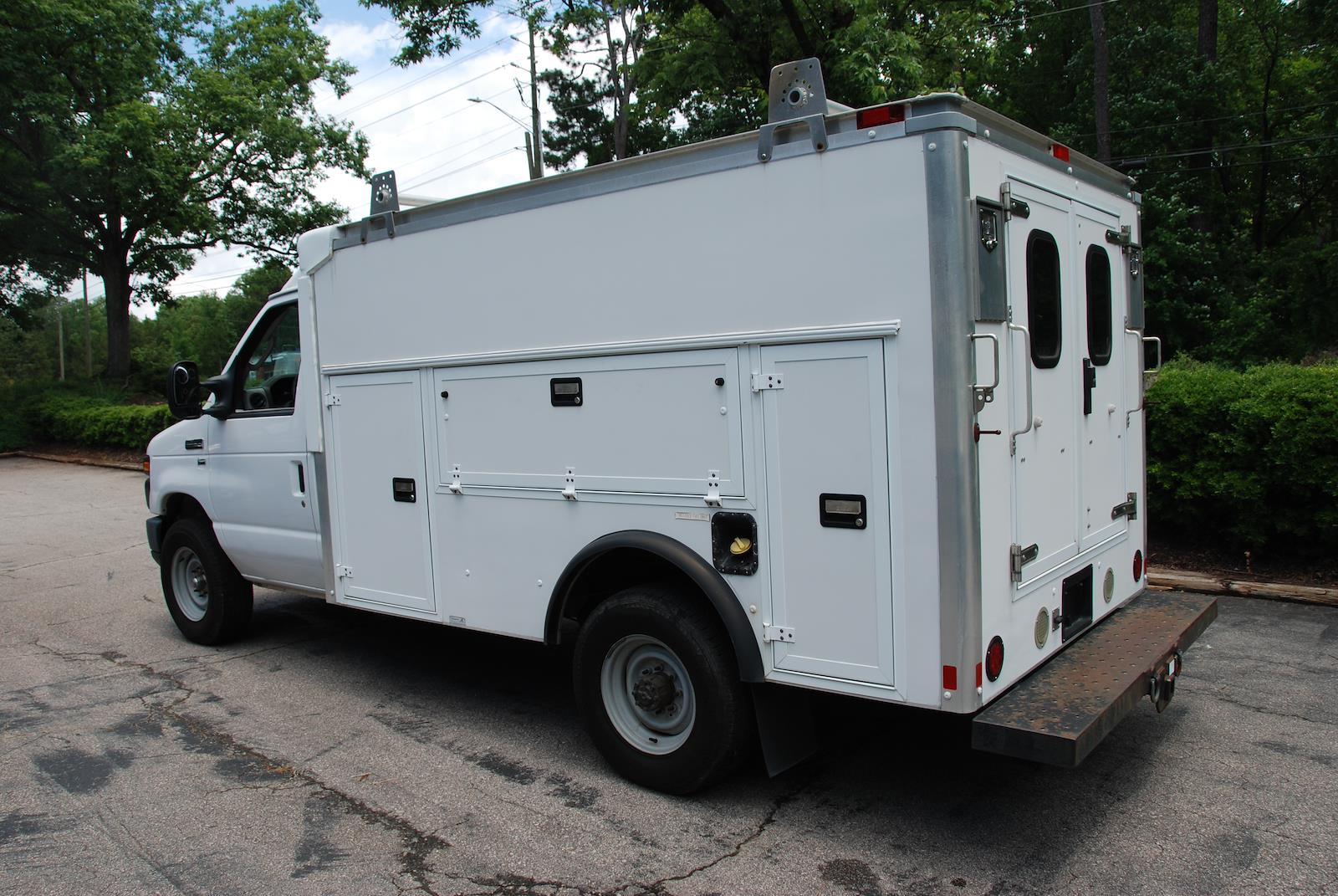 Used 2015 Ford E-350 - photo 2