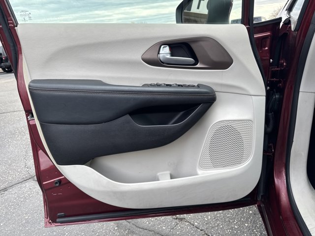 Used 2017 Chrysler Pacifica - photo 21