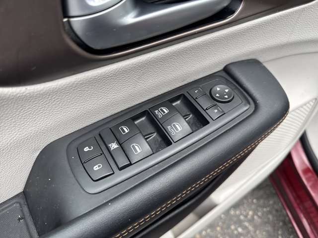 Used 2017 Chrysler Pacifica - photo 24