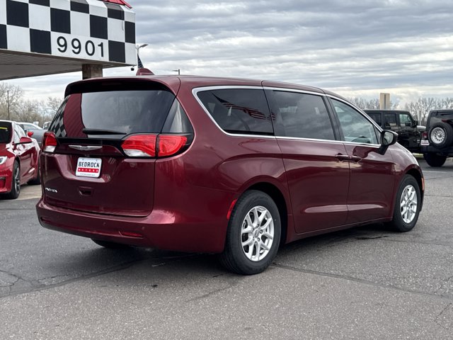 Used 2017 Chrysler Pacifica - photo 2