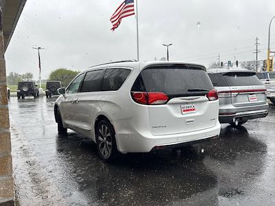 Used 2017 Chrysler Pacifica - photo 2