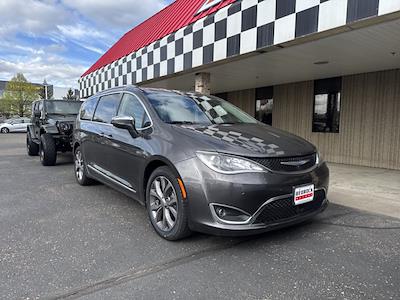 Used 2018 Chrysler Pacifica - photo 1