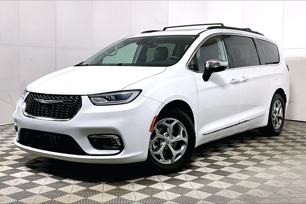 Used 2023 Chrysler Pacifica Limited Minivan - photo 2