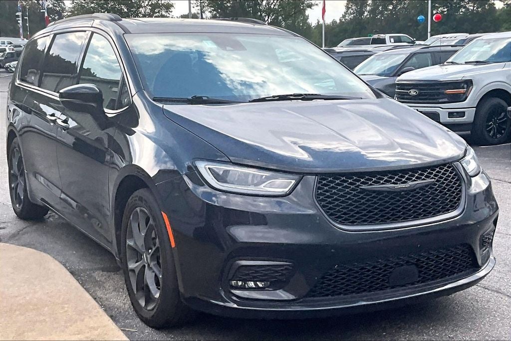 Used 2025 Chrysler Pacifica - photo 1