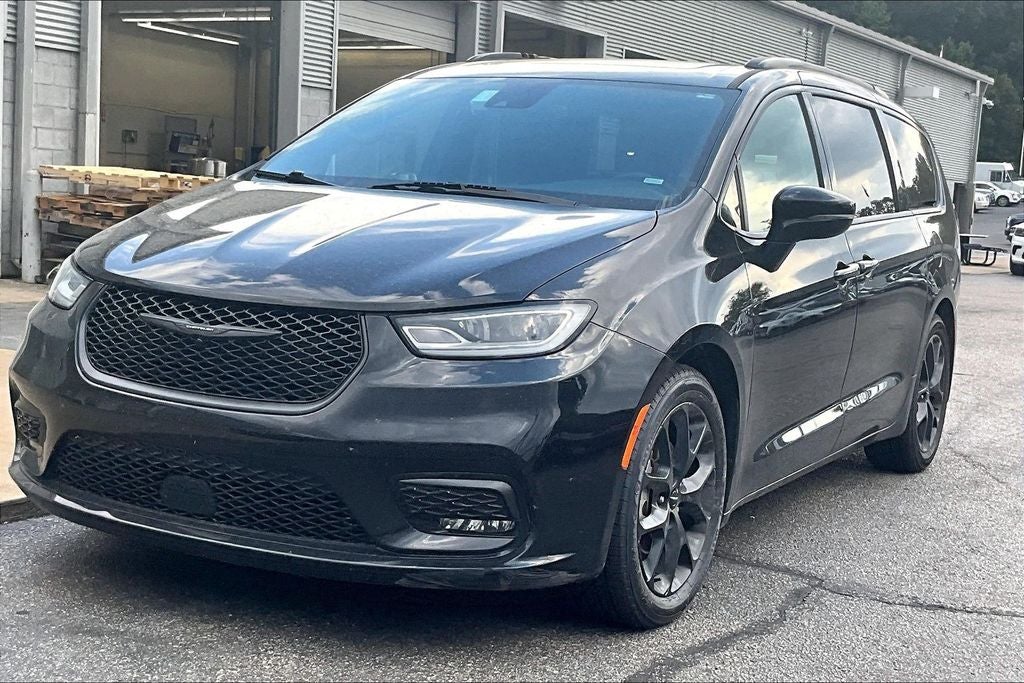 Used 2025 Chrysler Pacifica - photo 2