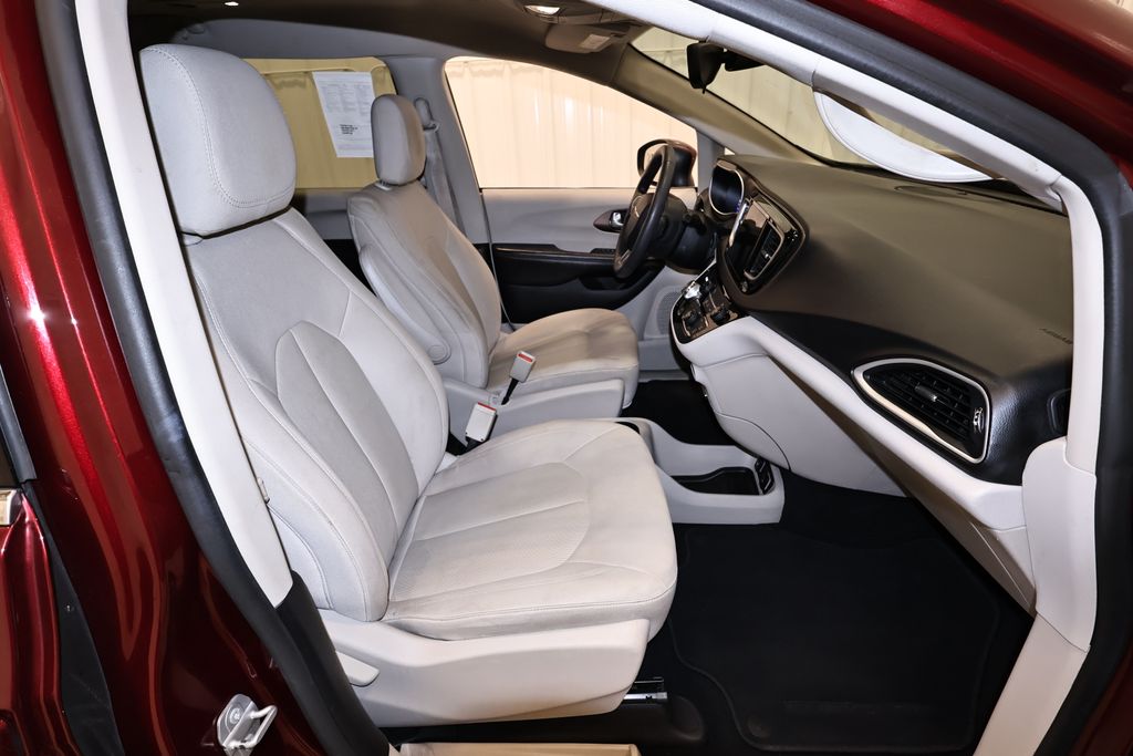 Used 2017 Chrysler Pacifica - photo 29