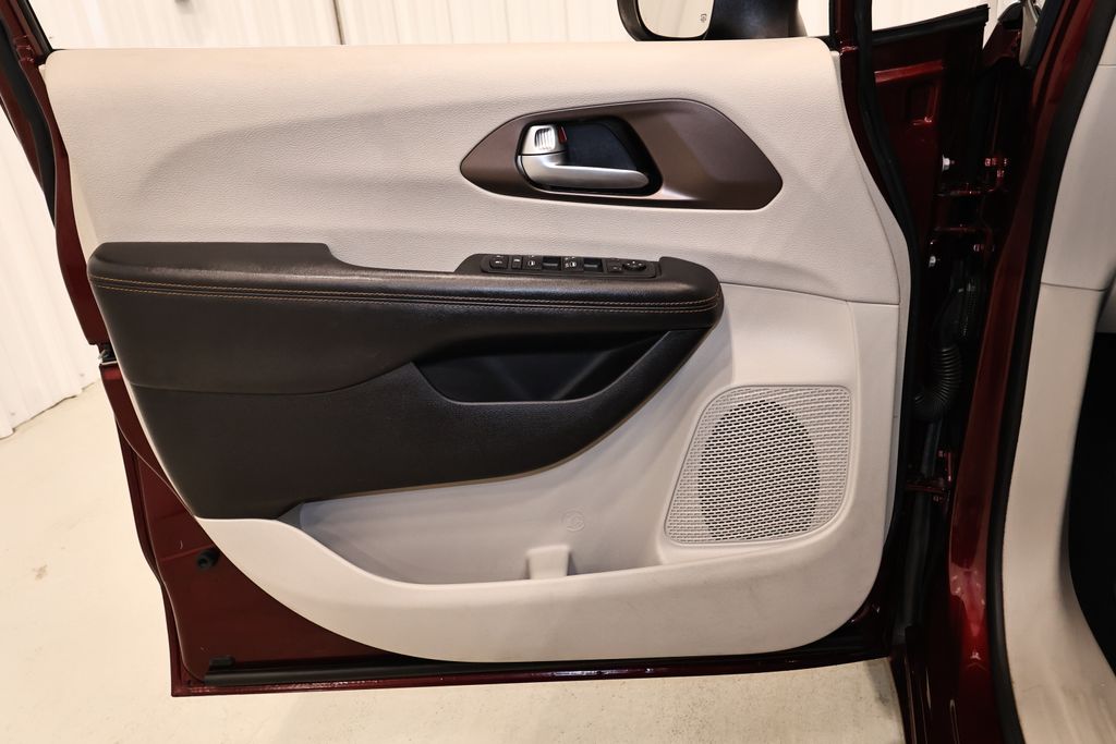 Used 2017 Chrysler Pacifica - photo 18