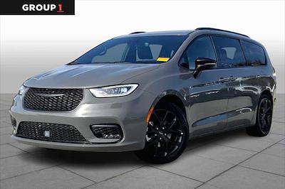 Used 2025 Chrysler Pacifica - photo 1