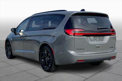 Used 2025 Chrysler Pacifica - photo 1