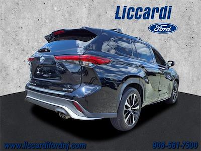 Used 2022 Toyota Highlander - photo 1